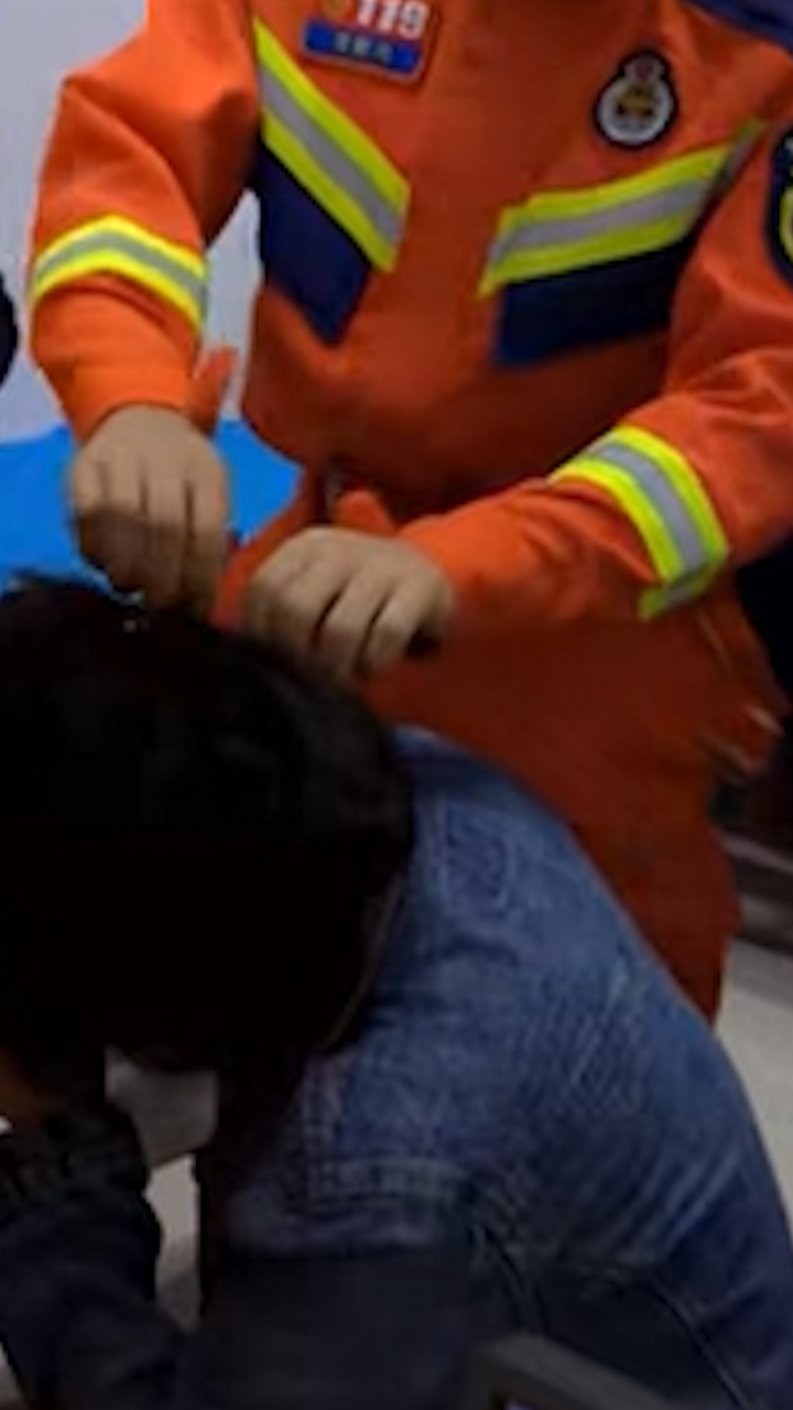 女子摔倒引发鲨鱼夹碎裂扎入头部危机，惊险瞬间引关注
