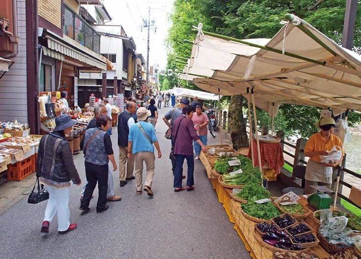 日本富士山最新动态与小巷美食探秘