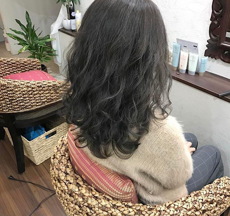 最新流行趋势下的烫发，小巷深处美发秘境探索