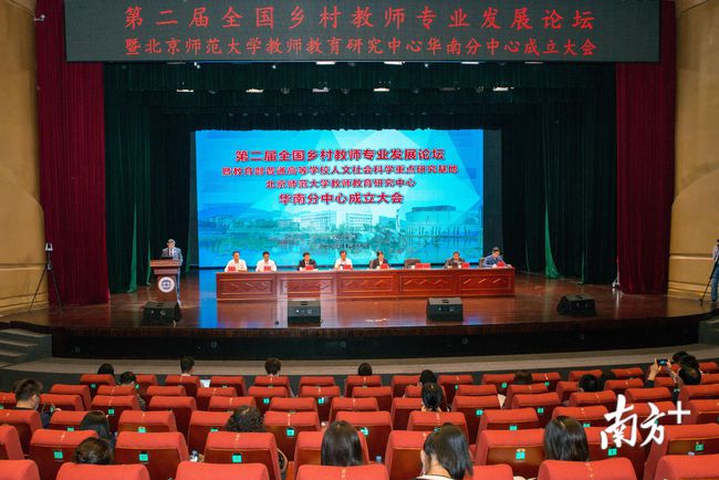 一虎一席谈最新一期聚焦时代热点，深度对话热议当下话题